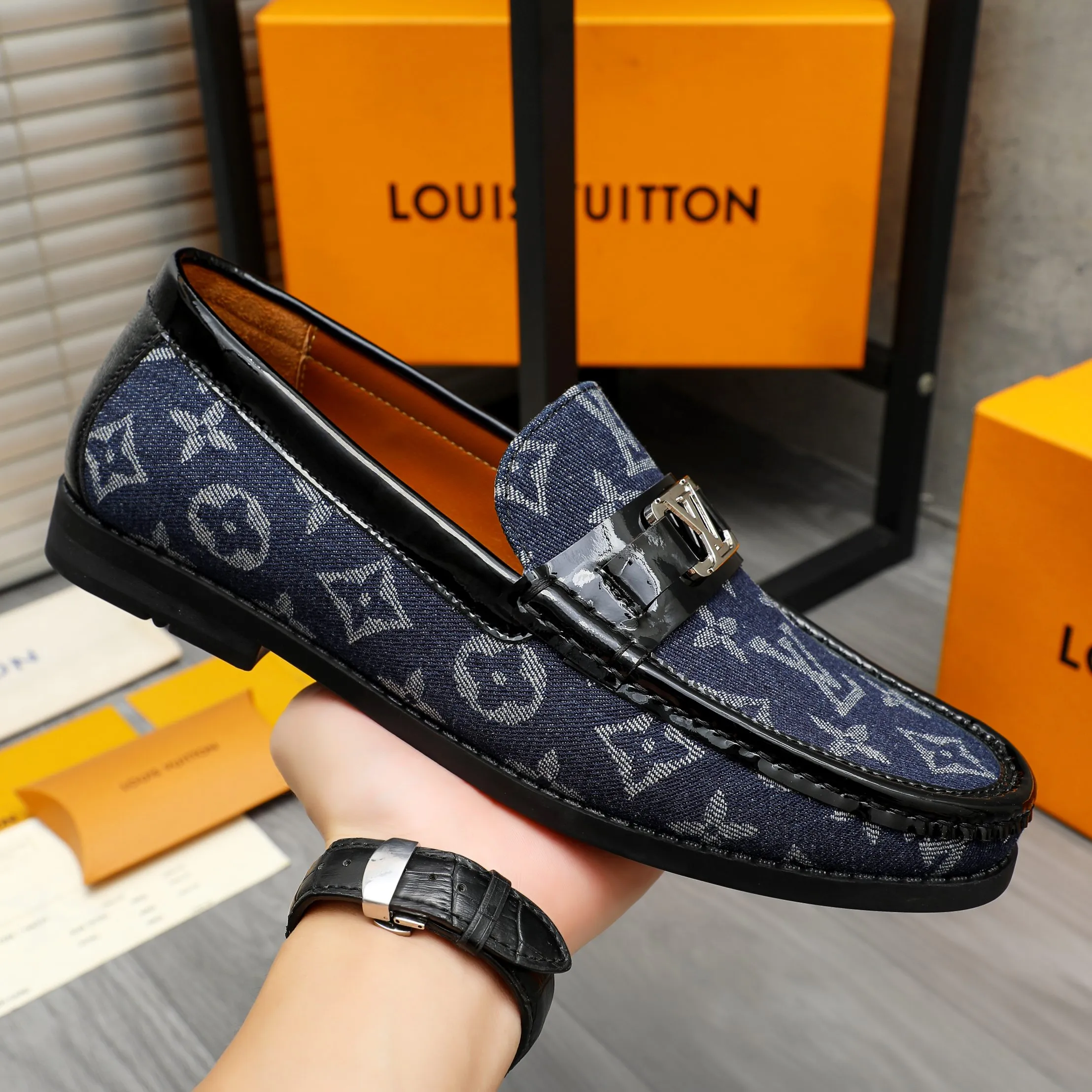 Men's shoes💰400 Product trademark: LV "Louis Vuitton" casual slip-on shoes Regular size: 38-45 (45 is custom-made and non-returnable) Product materials: Selected breathable fabric stitching upper, cowhide lining, rubber outsole